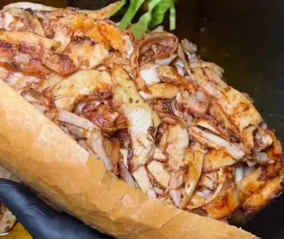 Ekmek arasi tavuk döner
